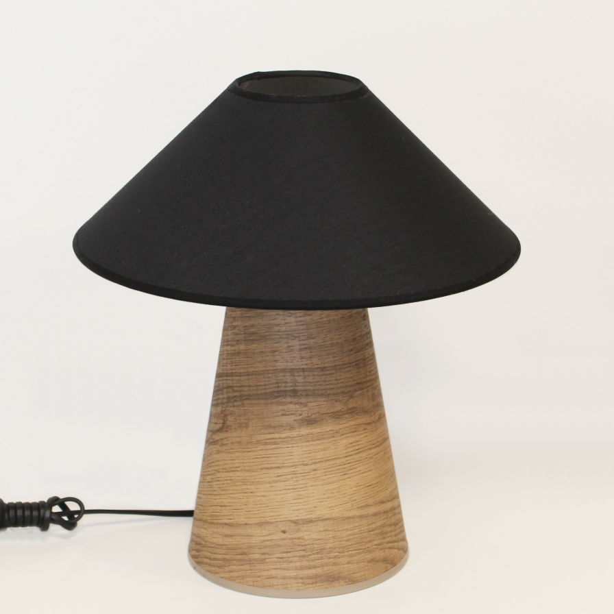 Lampe BOOMERANG sur table de chevet – Mise en situation dans une chambre à coucher, apportant une ambiance chic et naturelle.