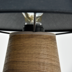 Gros plan entre l'abat-jour en coton noir et le pied en bois - Sinaya luminaires