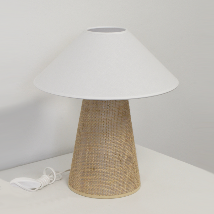 Lampe BOOMERANG sur table de chevet – Mise en situation dans une chambre à coucher, apportant une ambiance épurée neutre.