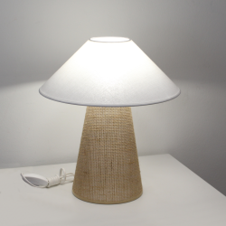 Lampe BOOMERANG allumée – Vue de la lampe en fonctionnement diffusant une lumière douce et enveloppante.
