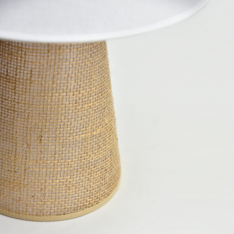 Gros plan sur la finition du pied conique en sisal naturel, illustrant la qualité du matériau et son aspect chaleureux.