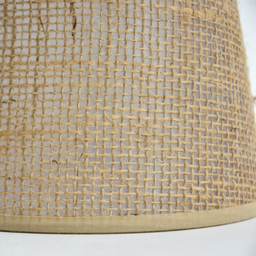 Zoom sur le pied en sisal naturel tressé – Gros plan sur la texture du sisal soulignant l’élégance naturel de la lampe.