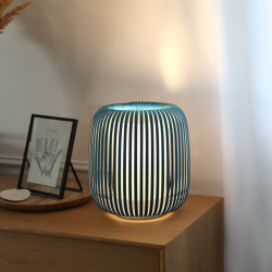 Lampe de salon en velours bleu azur, design ajourée moderne et contemporain.
