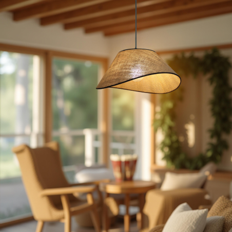 Luminaire CAPELINE en sisal naturel avec courbes fluides et élégant biais en coton noir dans un salon moderne