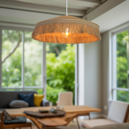 Suspension bohème chic en sisal naturel et jute, lumière douce et apaisante dans un salon moderne