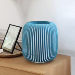 Lampe GRACE posée sur une table, idéale pour une chambre ou un salon à la décoration sophistiquée.