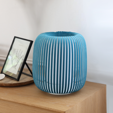 Lampe GRACE posée sur une table, idéale pour une chambre ou un salon à la décoration sophistiquée.