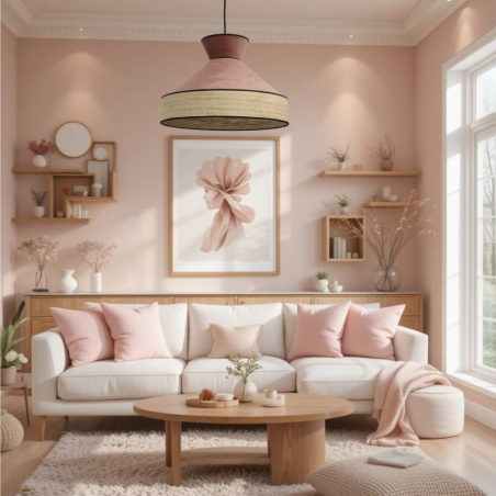 Suspension GATSBY installée dans un intérieur bohème épuré, sublimant la pièce avec sa teinte rose et son design élégant.