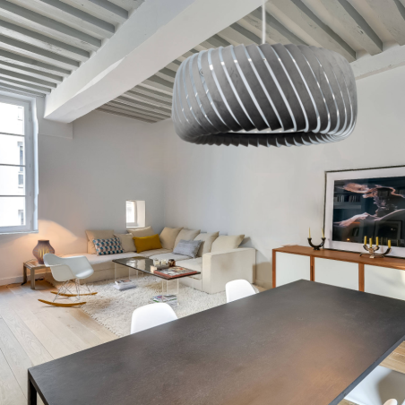 Suspension CLYDE en velours coloris anthracite installée dans un intérieur moderne, créant une ambiance sophistiquée.