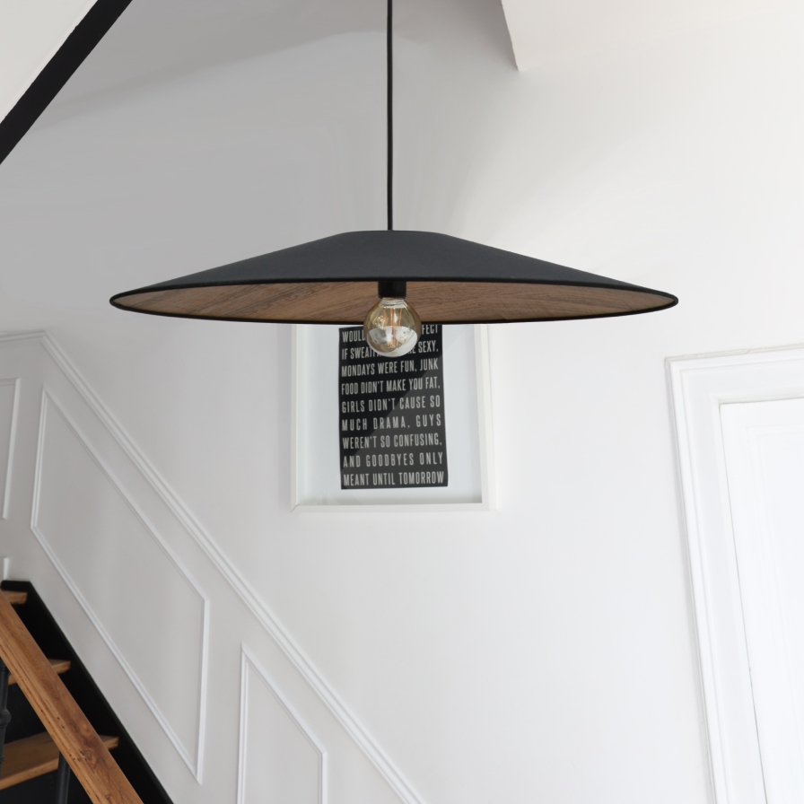 Intérieur style scandinave hall d'entrée,  large suspension conique noire  en bois｜ Sinaya luminaires