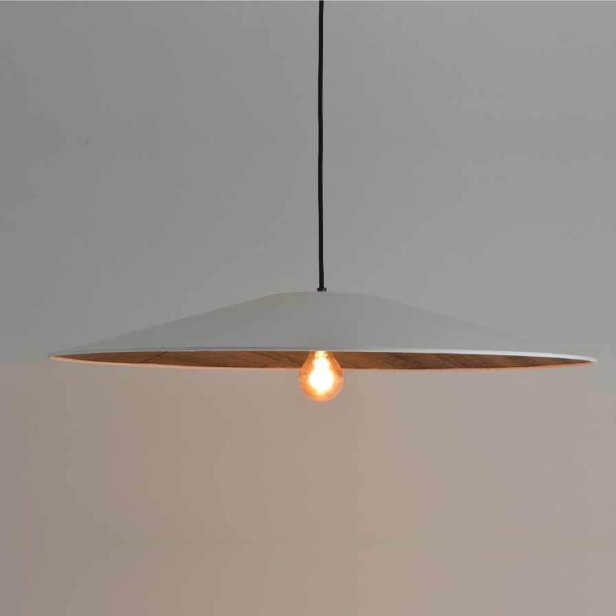 Suspension blanc écru en coton et effet bois - luminaire forme conique allumée