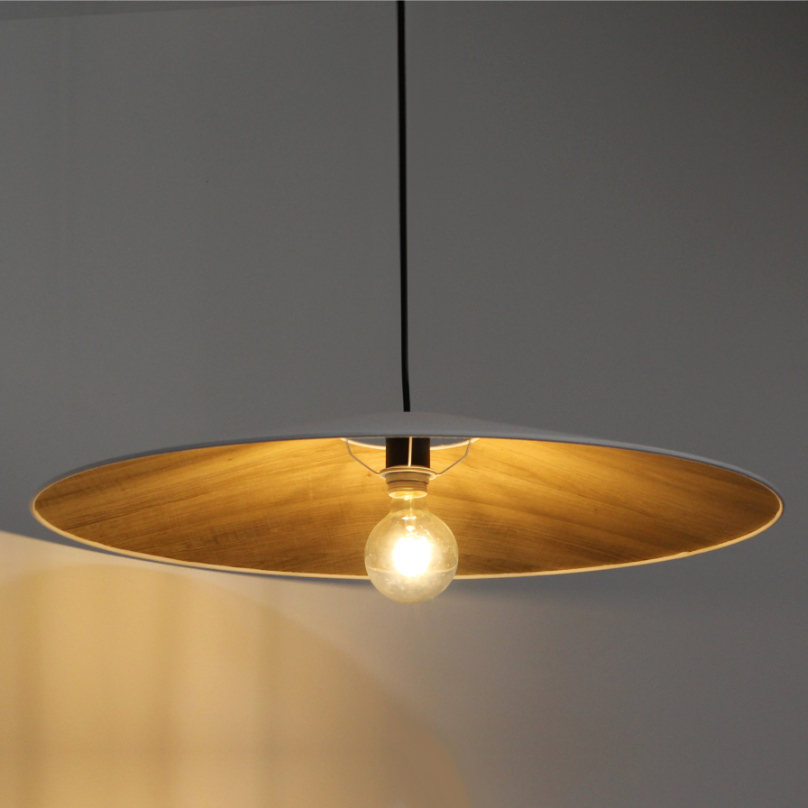 SOLO - Suspension blanc écru en coton et effet bois - luminaire forme conique vue du dessous allumée