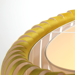 Gros plan sur l’abat-jour en velours jaune de la suspension CLYDE, avec des finitions haut de gamme.