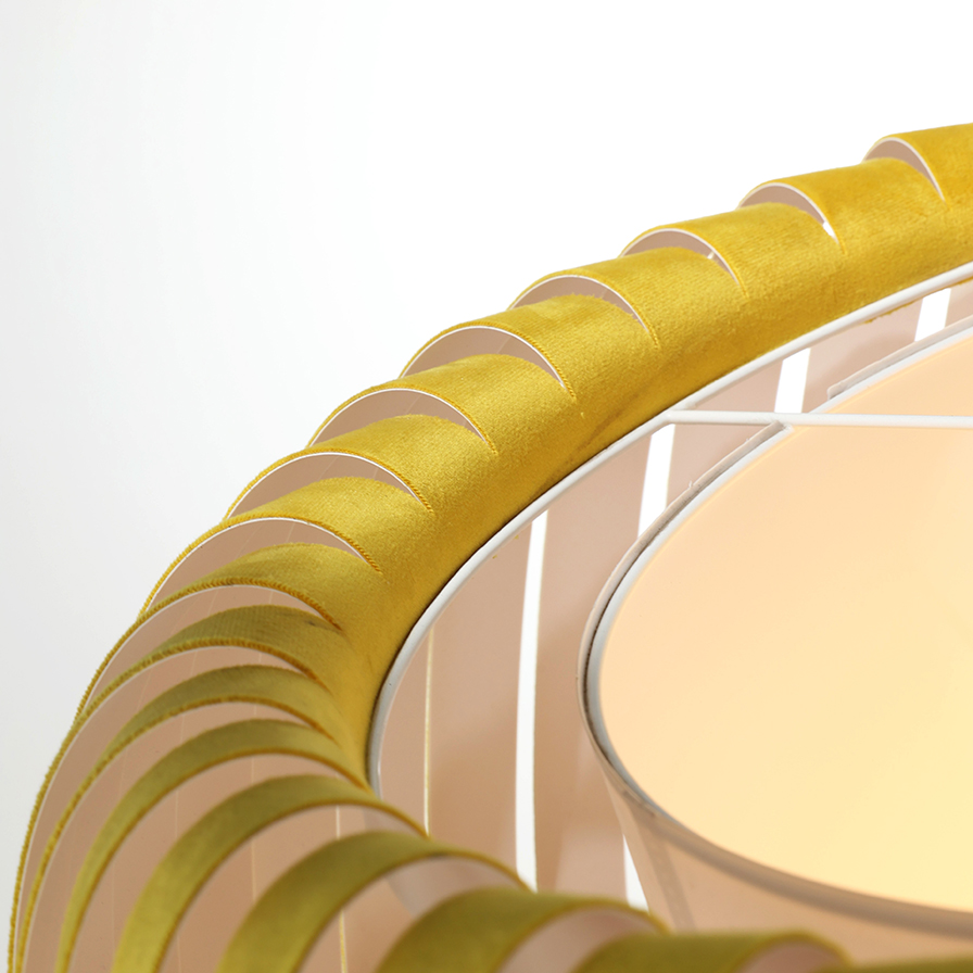 Gros plan sur l’abat-jour en velours jaune de la suspension CLYDE, avec des finitions haut de gamme.