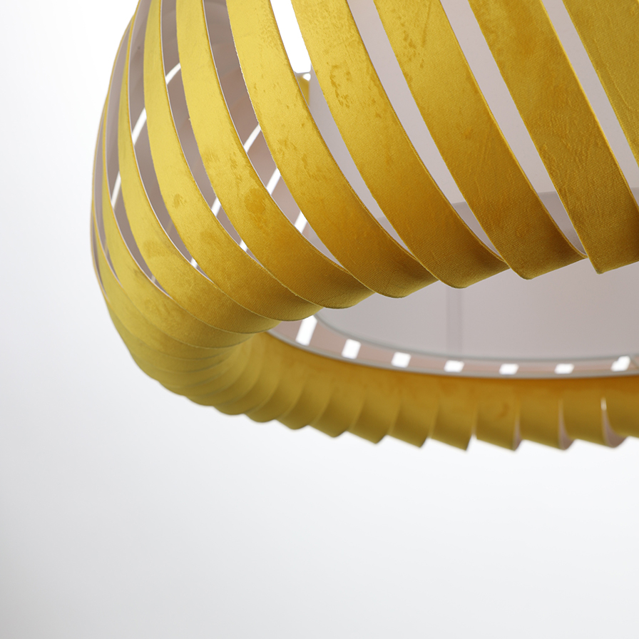 Vue rapprochée vue du dessous de la suspension Clyde coloris jaune en lamelles ajourées velours.