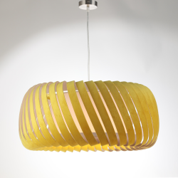 Suspension ovale à lamelles en velours jaune, pour un intérieur élégant et moderne.
