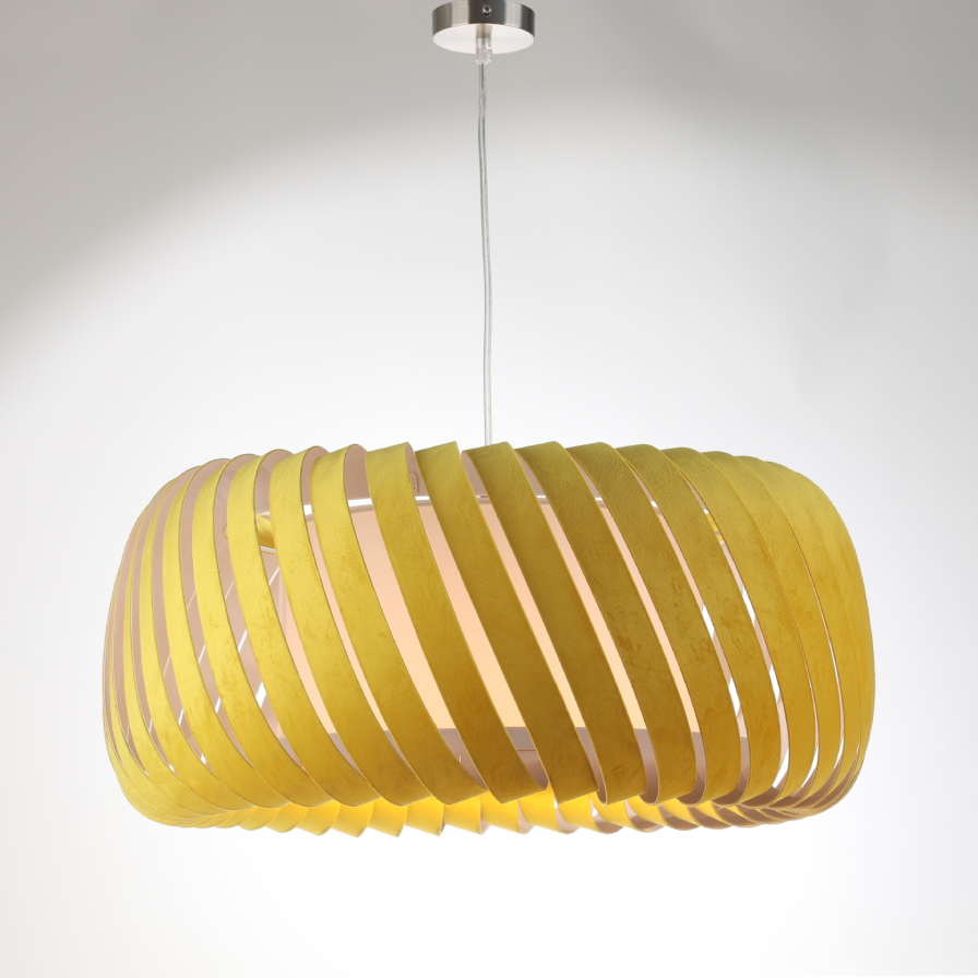 Suspension ovale à lamelles en velours jaune, pour un intérieur élégant et moderne.