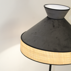 Vue rapprochée du lampadaire GATSBY, mettant en avant l’abat-jour en velours anthracite et le détail en rotin naturel.