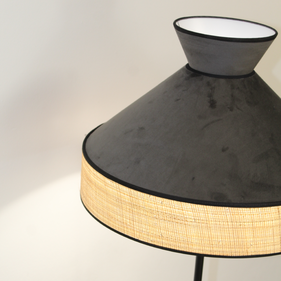 Vue rapprochée du lampadaire GATSBY, mettant en avant l’abat-jour en velours anthracite et le détail en rotin naturel.