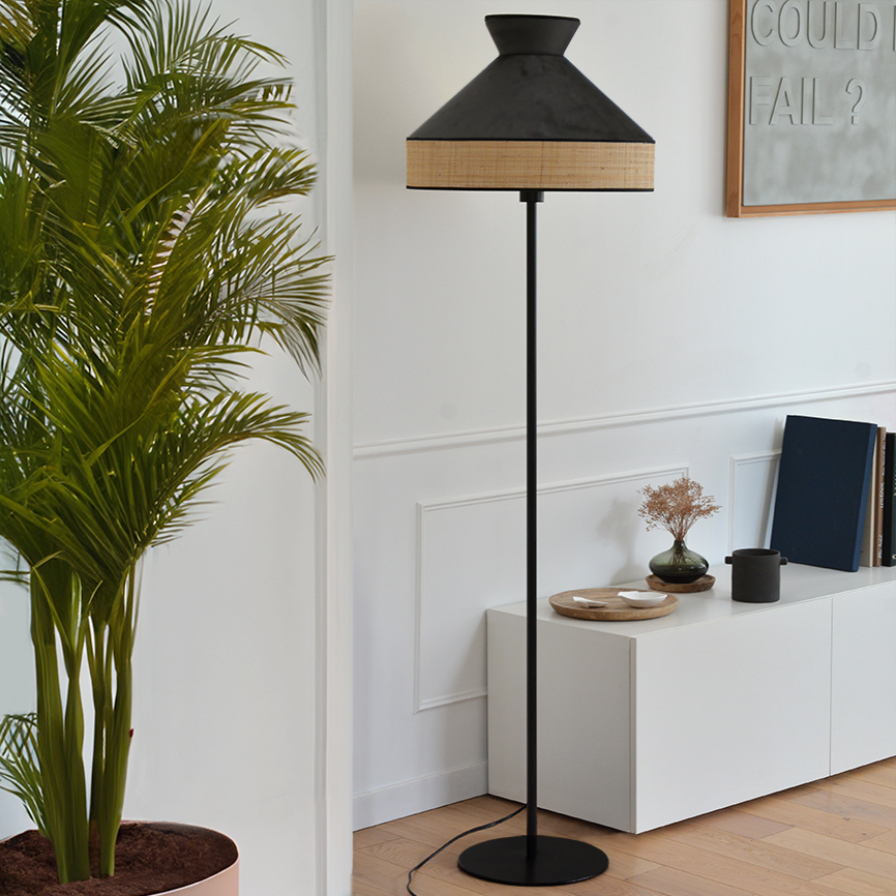 Lampadaire en velours anthracite et rotin naturel tressé, parfait pour un intérieur scandinave.