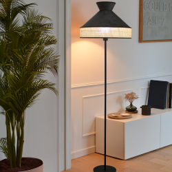 Lampadaire GATSBY installé et allumé dans un salon moderne, apportant une ambiance chaleureuse et sophistiquée.