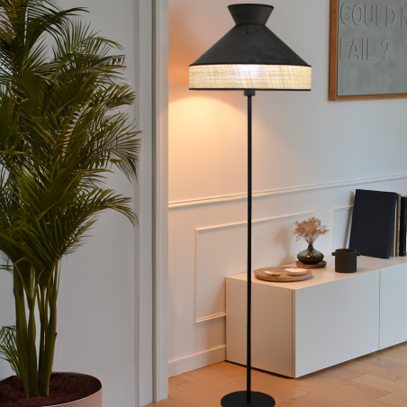 Lampadaire GATSBY installé et allumé dans un salon moderne, apportant une ambiance chaleureuse et sophistiquée.