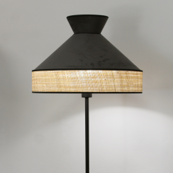 Lampadaire GATSBY allumé, diffusant une lumière douce et harmonieuse pour une atmosphère cosy.