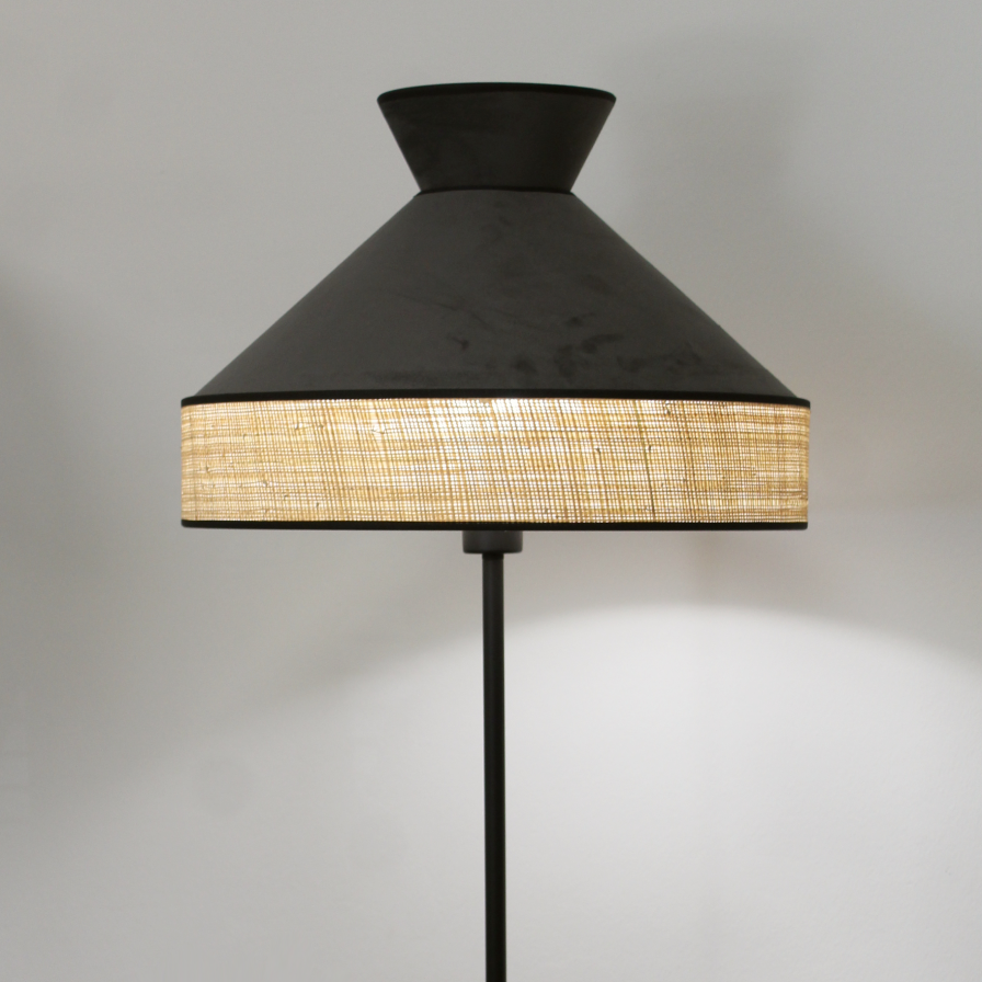 Lampadaire GATSBY allumé, diffusant une lumière douce et harmonieuse pour une atmosphère cosy.