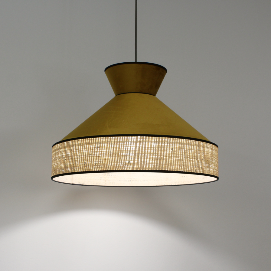 Suspension GATSBY allumée, diffusant une lumière douce et chaleureuse pour une ambiance cosy.