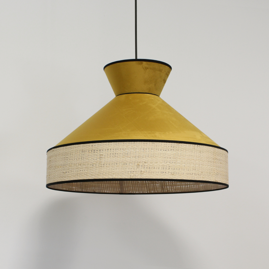 Suspension GATSBY en velours jaune moutarde suspendue au plafond, idéale pour une déco cosy ou moderne chic.