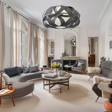 Suspension design en fibres naturelles teintées gris, design entrelacée pour un style contemporain et moderne