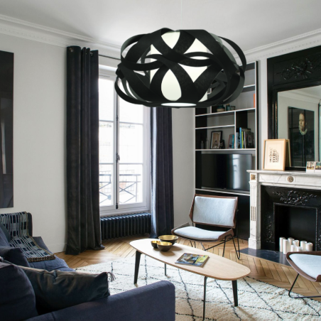Suspension noire en fibres naturelles entrelacées, au design sculptural, idéale pour une décoration intérieure sophistiquée