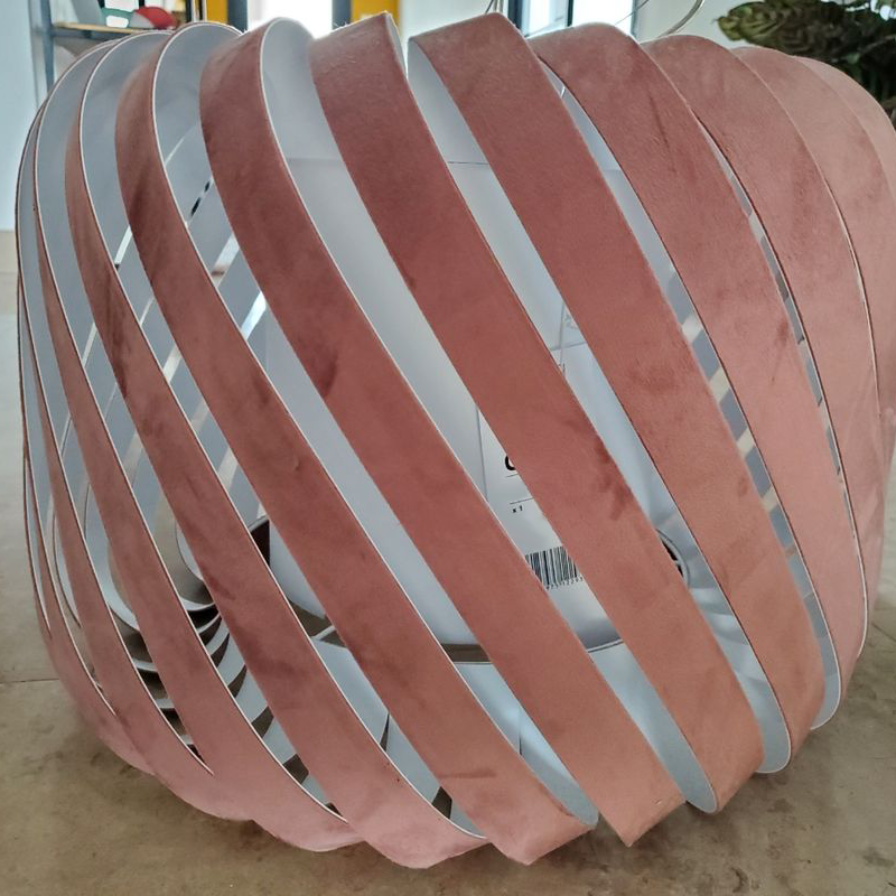 Suspension Contemporaine Moderne en velours rosé et design ajouré - Sinaya luminaires