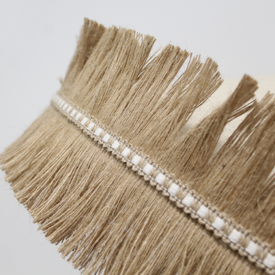 Suspension en sisal et jute avec double frange et détail bande tissé effet dentelle