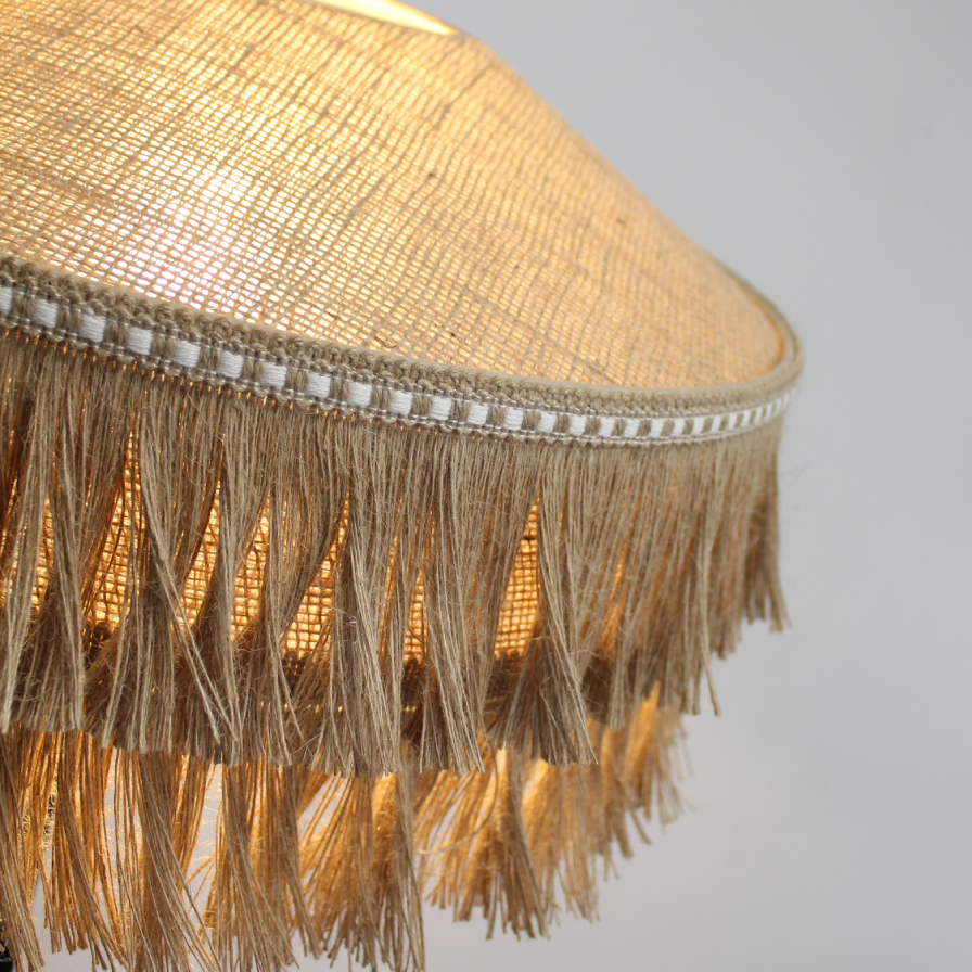 Suspension en fibres naturelles avec double frange et bandeau décoratif style intérieur naturel bohème.