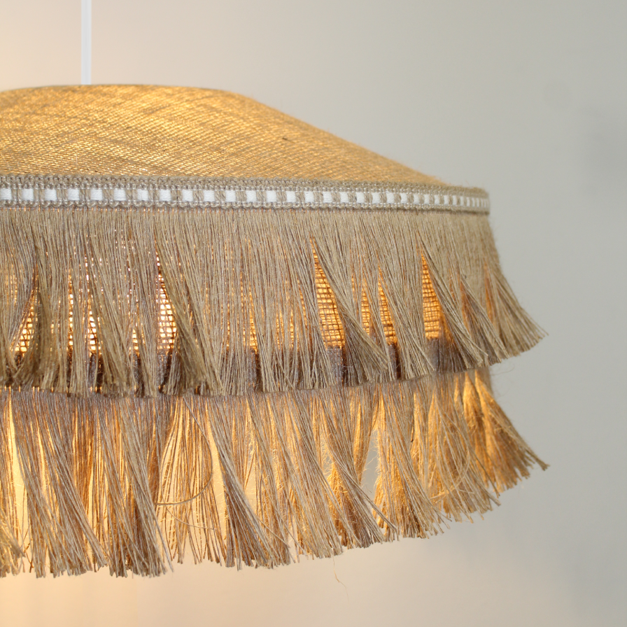 Suspension en sisal tressé avec franges en jute et bandeau tissé pour un style bohème chic