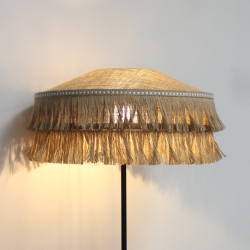 Lampadaire en fibres naturelles avec double frange et bandeau décoratif pour intérieur rétro vintage