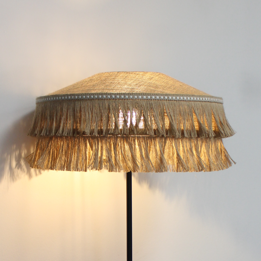 Lampadaire en fibres naturelles avec double frange et bandeau décoratif pour intérieur rétro vintage